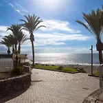 شقة Detached 3-story Home, Seafront And