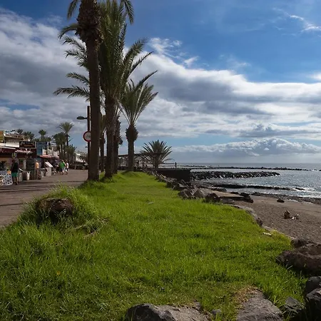 Detached 3-story Home, Seafront And شقة