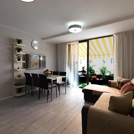 Detached 3-story Home, Seafront And شقة بلايا ذي لاس أميريكاس
