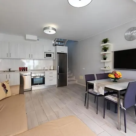 Detached 3-story Home, Seafront And Apartamento *