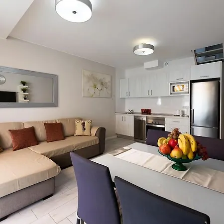 Detached 3-story Home, Seafront And Apartamento