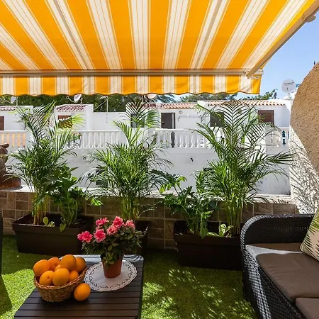 Detached 3-story Home, Seafront And شقة
